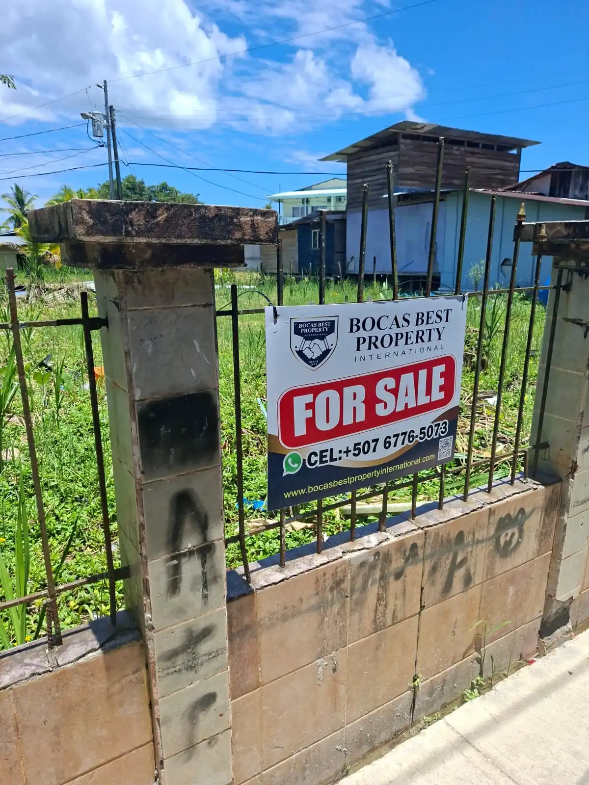 Best opportunity to buy a gread titled property with a fence
